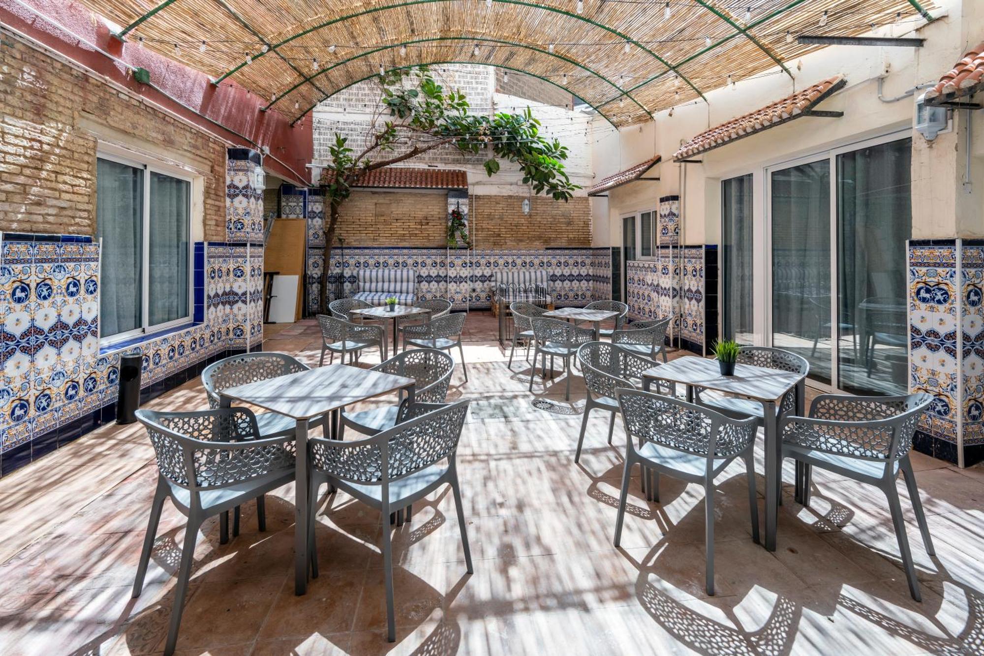 Som Hostel By The Venue Valencia Exterior photo